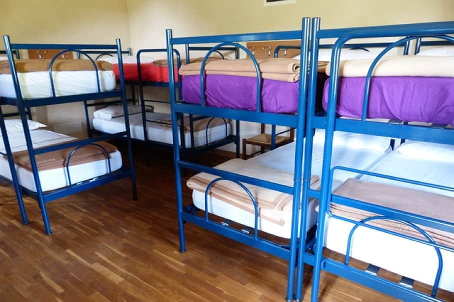 Image of Hostel compared to Homestay accommodation, Alojamiento en familia