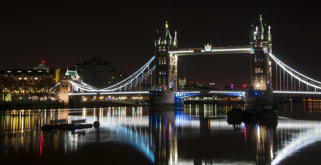travelling london by night